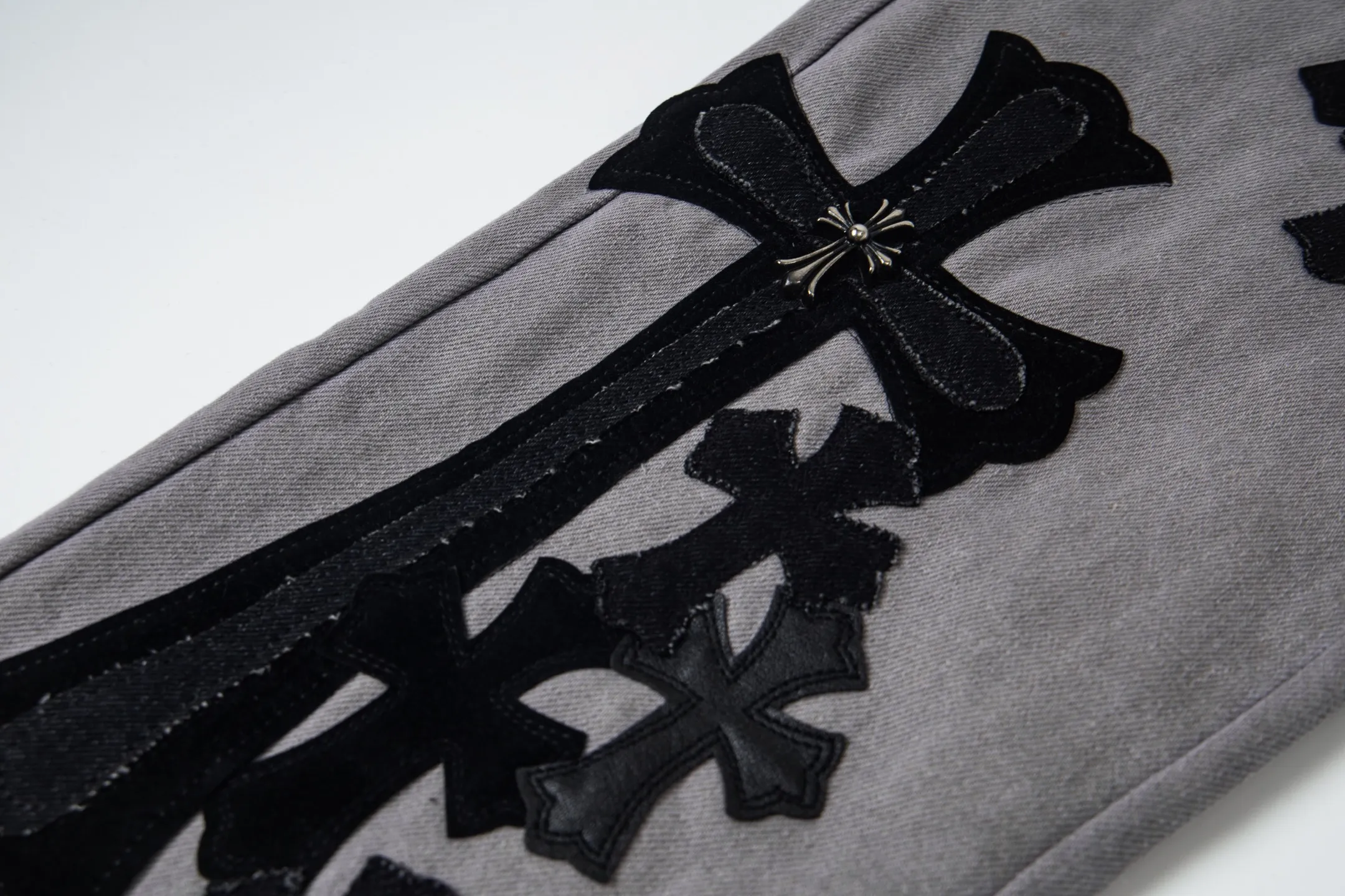 P290 Chrome Hearts Gray Cow King Jeans Multi-Leather Standard Work Jeans CH Jeans All need to be washed and then disassembled and hand-stitched with sheepskin cross leather and then spliced to complete. The whole process is too complicated to describe. About Chrome Hearts This is an extremely luxurious fashion brand that can also be called the aristocracy of the high street. It has always been an exclusive brand for some hipsters or the second generation of rich people. Compared with ordinary high streets, it is more luxurious and noble. Compared with luxury brands, it is more fashionable and individual. It has always been a brand that I have a special liking for. Style number: 1763# Color: Gray Size: 28 30 32 34 36